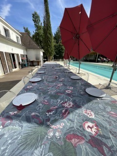 Déjeuner au bord de la piscine