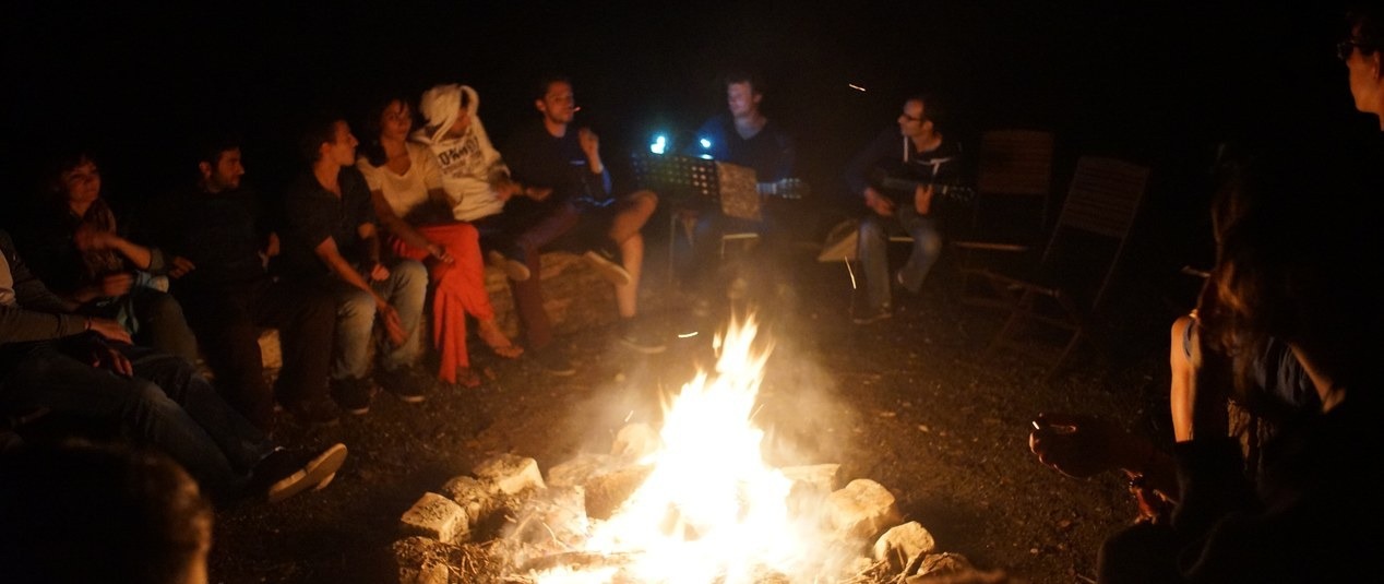 Feu de camp en soirée