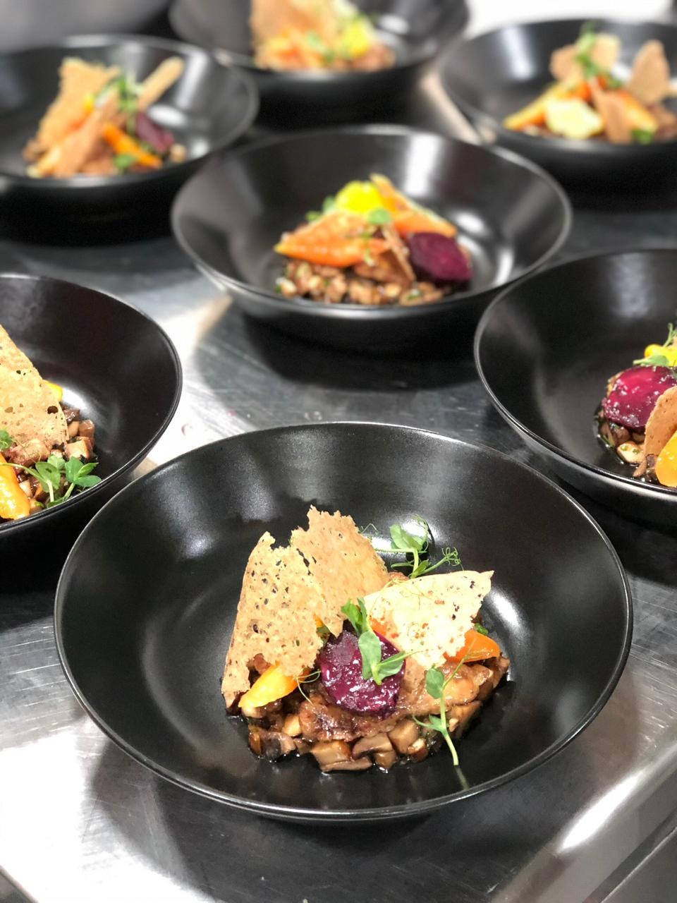 Assiette dressée pour un repas de séminaire