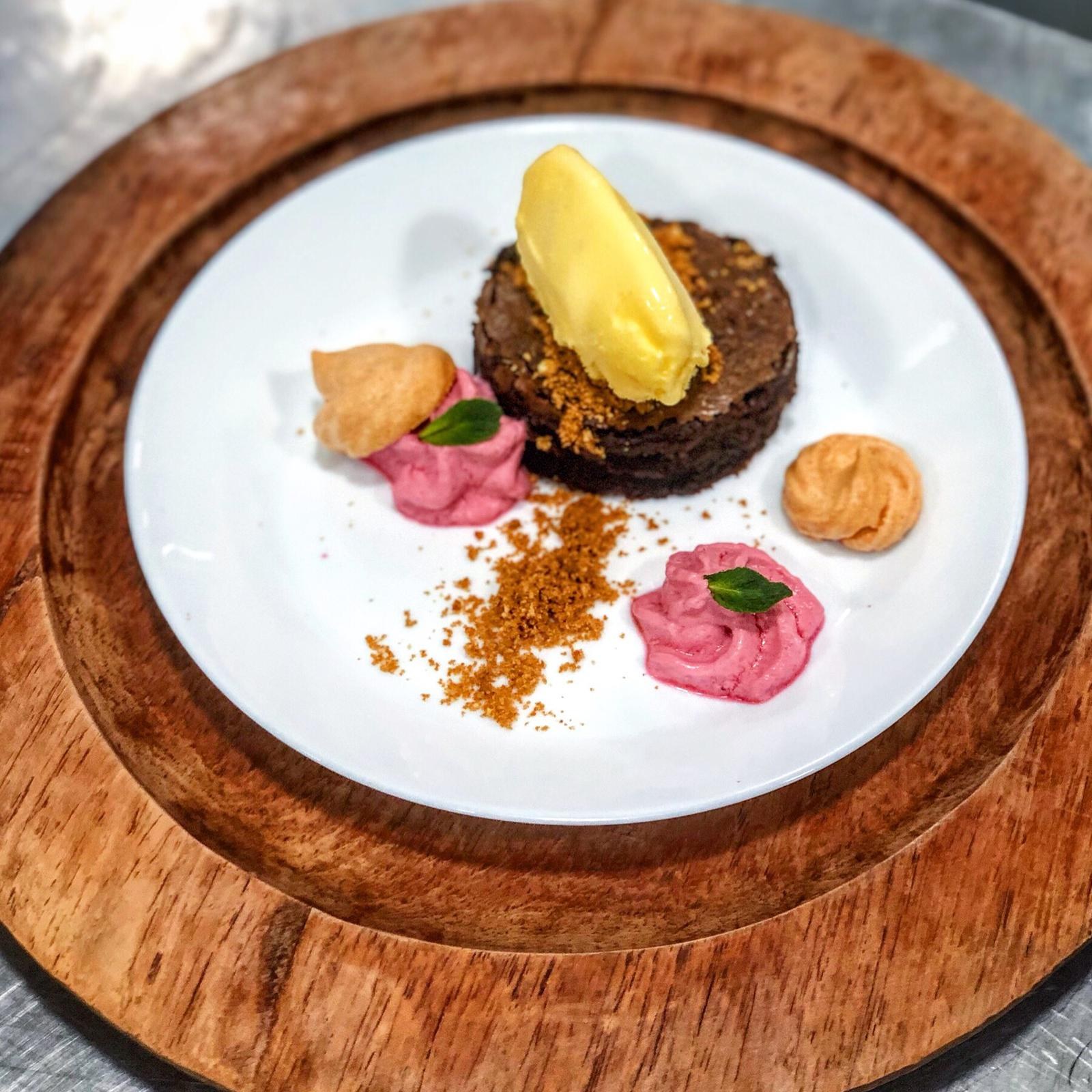 Dessert dressé pour un dîner d’entreprise
